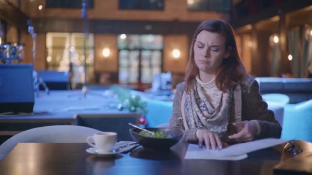 dietní jídlo, smutná dívka milovník jíst monitory její váha lpí na dietní výživy jíst je vegetariánský salát čerstvé zeleniny na obědě sedí v módní restauraci - Záběry, video