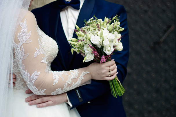 Hands and rings on wedding bouquet - Fotoğraf, Görsel