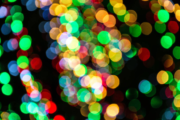 Bokeh de Noël coloré lumineux isolé sur fond noir, texture légère arbre de Noël, décoration de vacances de nouvel an
 - Photo, image