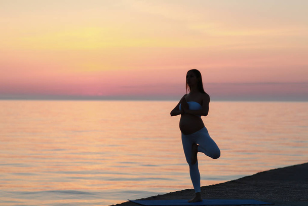 Una mujer se dedica a los deportes Zen ejercicios
 - Foto, Imagen