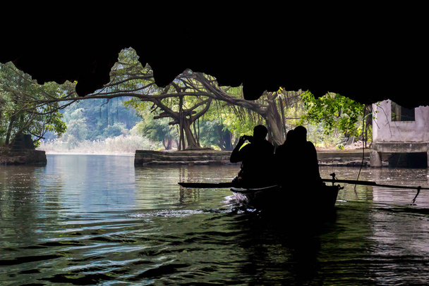 ベトナムのタム・コック川の洞窟の中のボート - 写真・画像