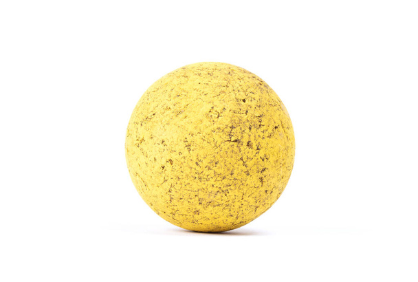 Bola de borracha amarela velha e suja Isolada, brinquedo para cães
 - Foto, Imagem