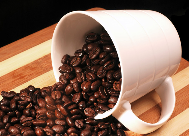 Kaffeebohnen auf einer Tasse - Foto, Bild
