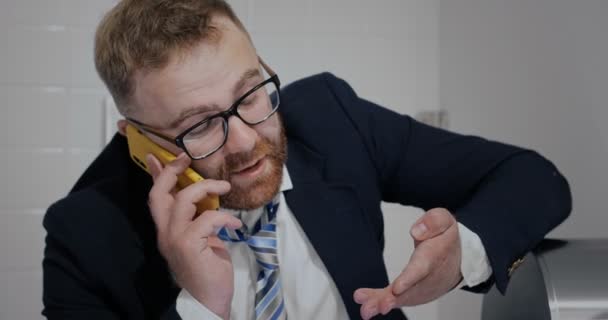 Bankworker talking on phone in wc. - Imágenes, Vídeo