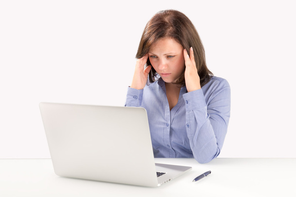 Donna d'affari è seduto di fronte a un computer portatile
 - Foto, immagini