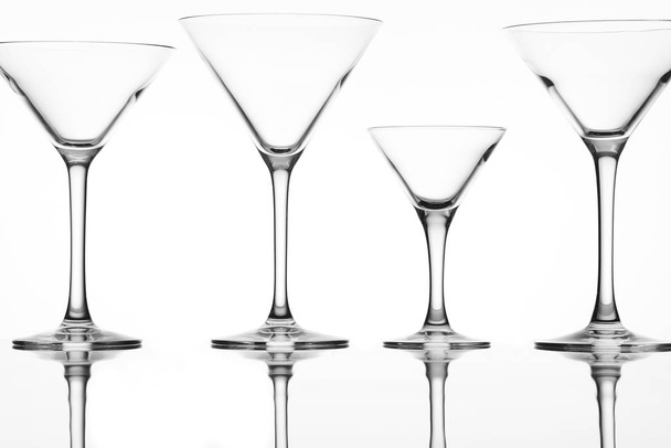  különböző alakú poharak fehér alapon - Fotó, kép