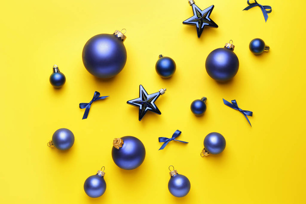 Beautiful Christmas balls and decor on color background - Fotografie, Obrázek