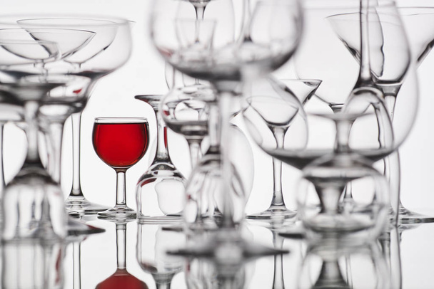 brýle s červeným nápojem na bílém pozadí - Fotografie, Obrázek