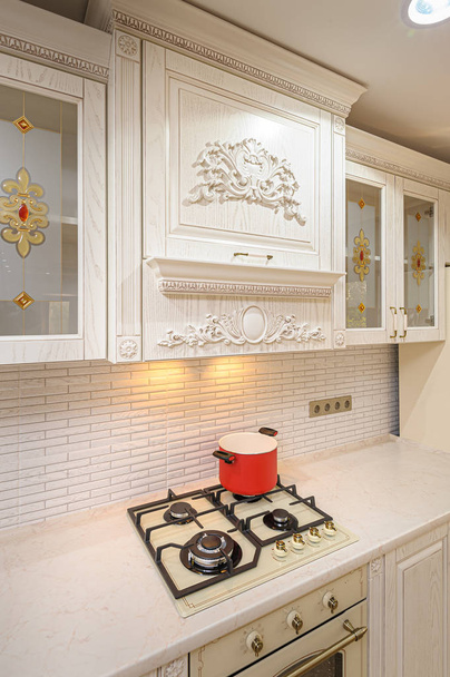 Lujo moderno blanco y beige interior de la cocina
 - Foto, imagen