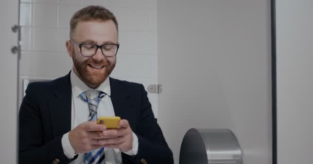 Happy office worker using mobilephone. - Кадри, відео