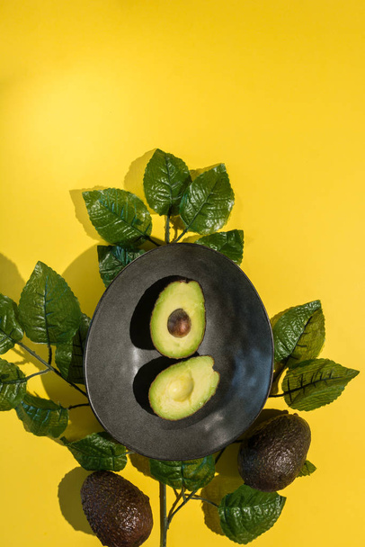 Avocados cut on a background of color - 写真・画像