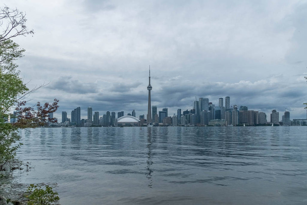 Waterfront view of Toronto City Skyscrapers along with CN Tower and Rogers Centre, Scarborough districts in summer, a view from Toronto Central Island, Toronto, Ontario, Canada - Foto, afbeelding