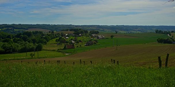 Normandiya kırsalındaki sakin manzaraya tepeden bak - Fotoğraf, Görsel