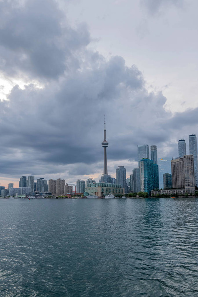 Pohled na Toronto City Mrakodrapy spolu s Cn Tower a Rogers Centre, Scarborough okresy v létě, pohled z Toronto Central Island, Toronto, Ontario, Kanada - Fotografie, Obrázek