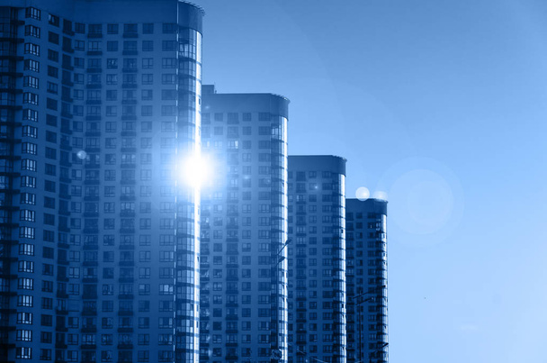 Egy sor modern toronyház egy tiszta kék égbolttal szemben, klasszikus kék színben. 2020-as trend. Városi háttér. Városi terjeszkedés. Szabadtéri - Fotó, kép