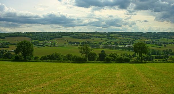 Vista da colina na paisagem tranquila na Normandia rural
 - Foto, Imagem