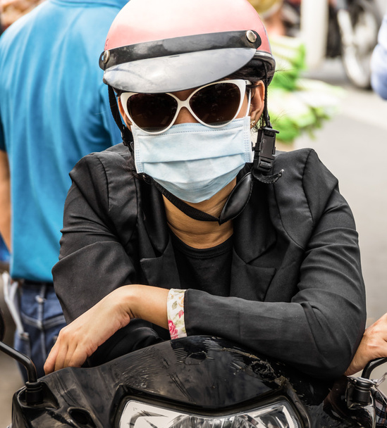 Personne méconnaissable avec un masque anti-smog
 - Photo, image