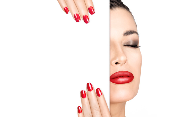 Beauty Make-up Konzept. rote Nagelkunst und Make-up. halb Gesicht mit  - Foto, Bild