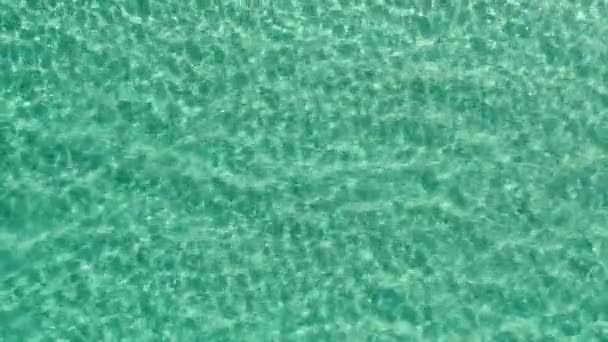Lassú mozgás Absztrakt kék hullámok a tenger felső nézet - Felvétel, videó