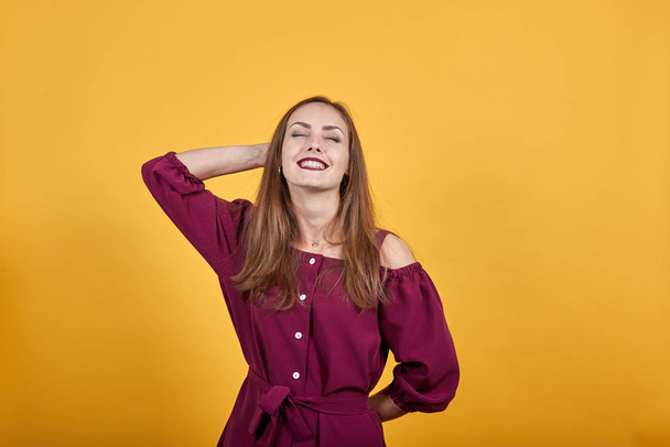 Nuori tyttö viininpunainen bluse keula nauraa
 - Valokuva, kuva