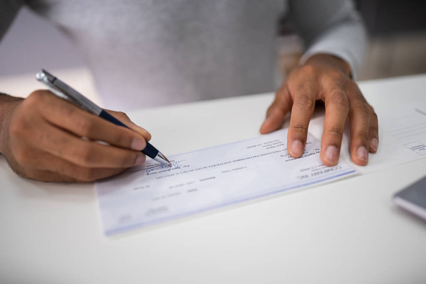 Close-up Of A Businessperson's Hand Signing Cheque In Office - Fotoğraf, Görsel