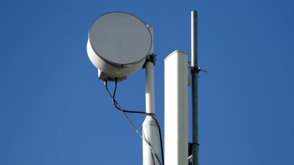 Antena telekomunikacyjna przestała działać. Telefony komórkowe antena telekomunikacyjna wieża z chmury upływu czasu - Materiał filmowy, wideo