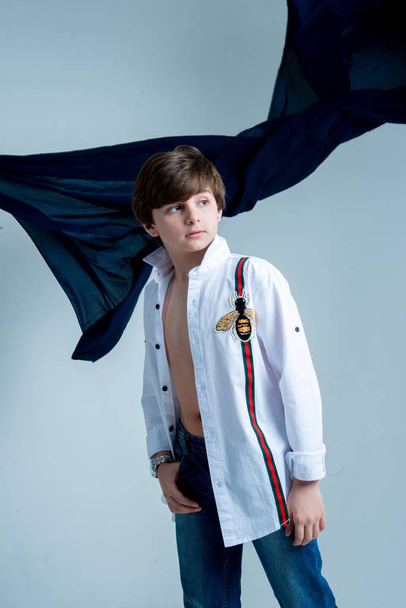 kid boy model standing on studio on gray background - Foto, imagen