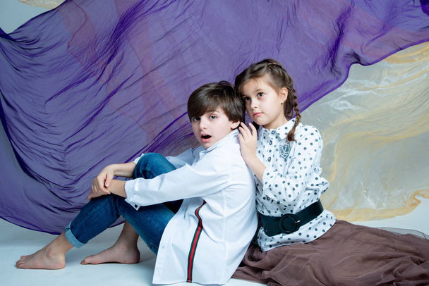 cute portraits of girl and boy in photo studio  - Foto, afbeelding