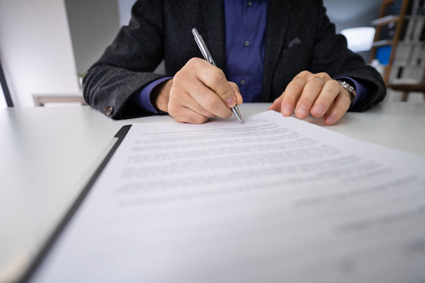 Close-up Photo Of An Businessperson Signing Contract - 写真・画像