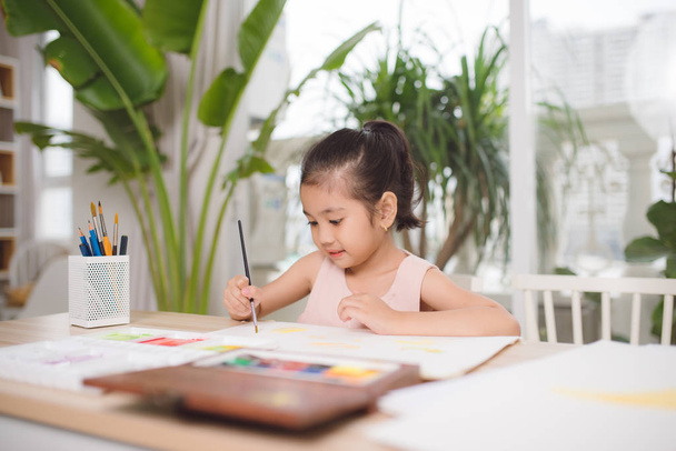Söpö pieni tyttö maalaus kuva kodin sisustus tausta
 - Valokuva, kuva