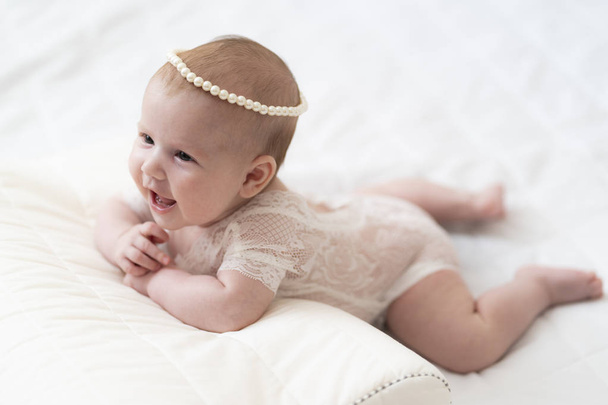 Egy kislány gyönyörű fehérneműben a hálószobában. - Fotó, kép