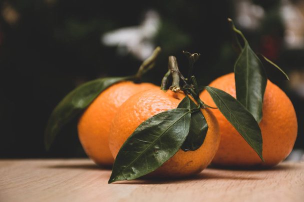 oranje mandarijn op kerstboom achtergrond  - Foto, afbeelding