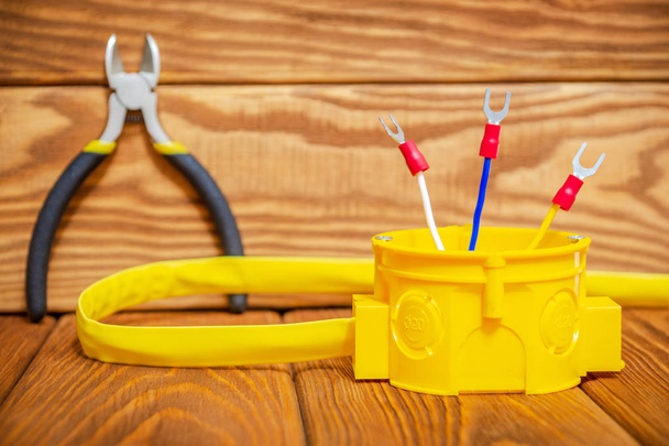 Žlutá skříňka elektrického spojení s kabelem používaným v procesu elektrické instalace - Fotografie, Obrázek