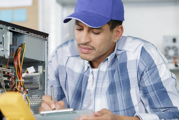 Bilgisayar servisi sırasında erkek teknisyen - Fotoğraf, Görsel