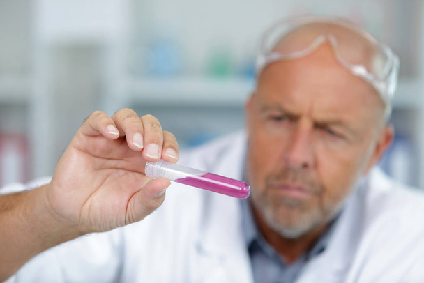 senior male researcher carrying out scientific research in a lab - Foto, afbeelding