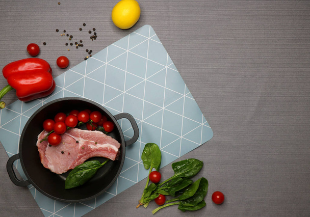 Pedaço de aperitivo carne fresca para bife com espaços, verduras e legumes isolados na mesa
 - Foto, Imagem