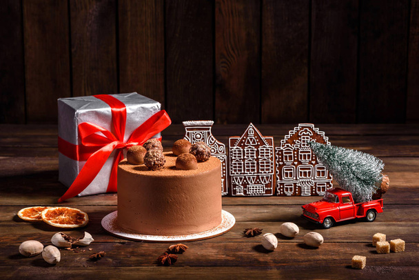おいしいトリュフケーキと美しいジンジャーブレッドとクリスマスの休日のテーブル - 写真・画像