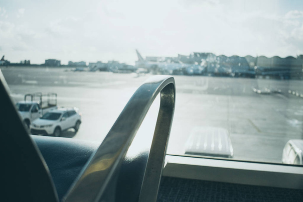 Άδεια καρέκλα μιας αίθουσας αναμονής στο Διεθνές Αεροδρόμιο του Μαϊάμι - Φωτογραφία, εικόνα