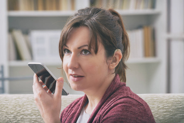 Głucha kobieta korzystanie smartphone - Zdjęcie, obraz