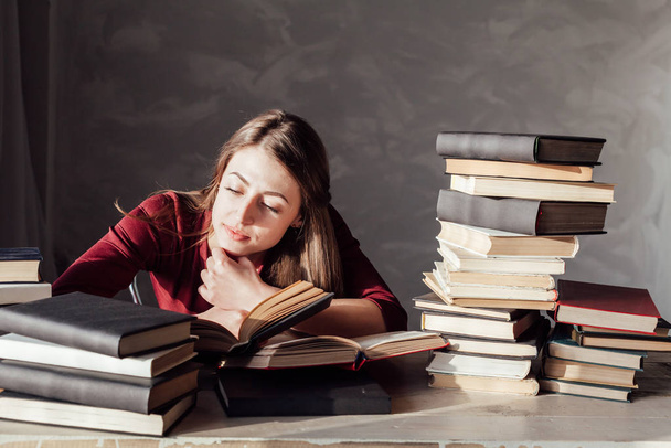 девушка читает книгу готовится к экзамену в библиотеке
 - Фото, изображение