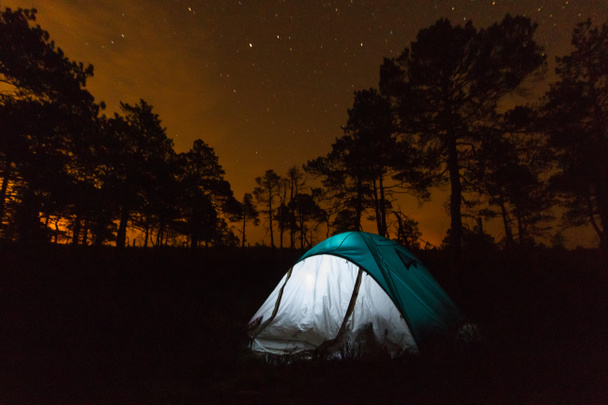 Τουριστική σκηνή στη φύση κάτω από έναστρο νυχτερινό ουρανό - Φωτογραφία, εικόνα
