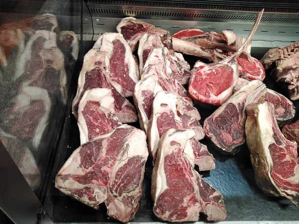 Rauw vlees te koop in slagerij - Foto, afbeelding