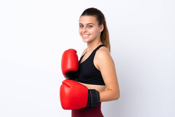 Спортивна дівчина-підліток над ізольованим білим тлом з боксерськими рукавичками
 - Фото, зображення
