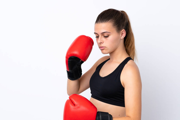 Adolescente esporte menina sobre isolado fundo branco com luvas de boxe
 - Foto, Imagem