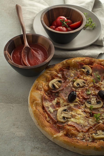 Pizza classic with cheese, ham, mushrooms - Foto, afbeelding