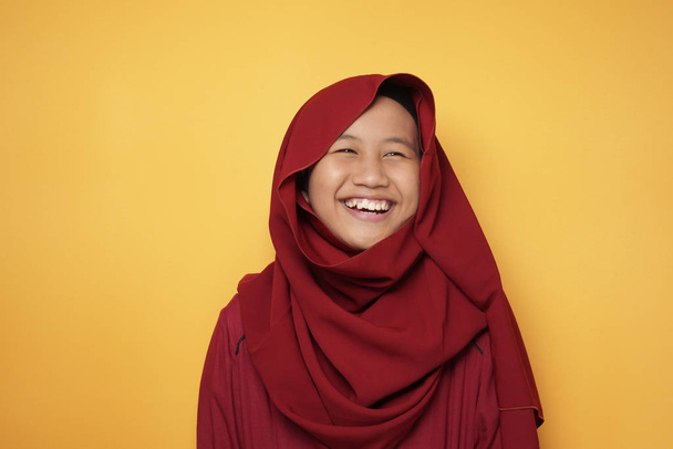 Asian Muslim Teenage Girl Wearing Hijab Smiling at Camera - Foto, immagini