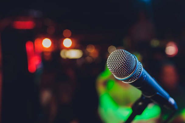 Close-up de microfone na sala de concertos ou sala de conferências. - Foto, Imagem