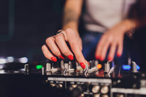 DJ in the club for the remote mixer. - Valokuva, kuva