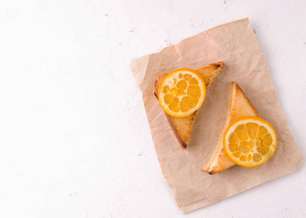 σάντουιτς με μαρμελάδα πορτοκάλι σε λευκό φόντο υπάρχει χώρος για κείμενο. Φυσικό πρωινό - Φωτογραφία, εικόνα