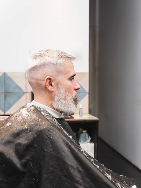 hombre de pelo blanco en la peluquería
 - Foto, imagen